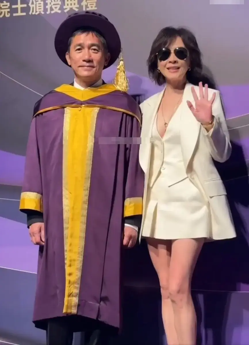 刘嘉玲挥手打招呼，亲和力十足。