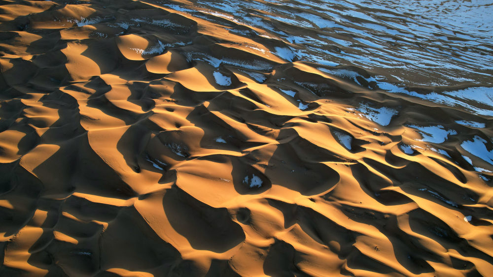 这是11月29日拍摄的库木塔格沙漠日落景色（无人机照片）新华社记者　陈斌　摄