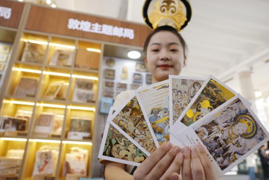 工作人员在敦煌主题邮局展示敦煌元素明信片　中新网记者　殷立勤　摄