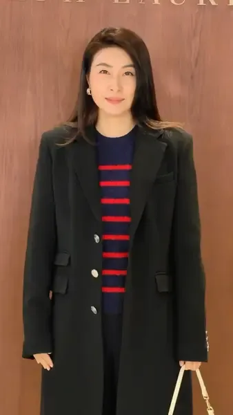 郭晶晶眼神温柔，好状态不输女明星。