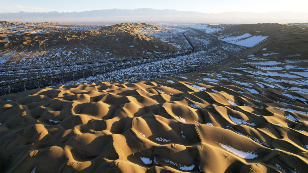 这是11月29日拍摄的库木塔格沙漠日落景色（无人机照片）新华社记者　陈斌　摄