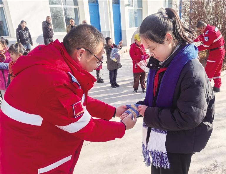 2024“暖冬行动”来到榆中3所学校　兰州日报社全媒体记者　任泽昕　摄