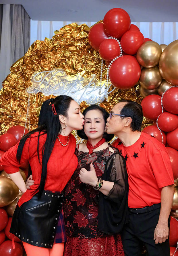 钟丽缇和爸爸一起亲妈妈的脸。