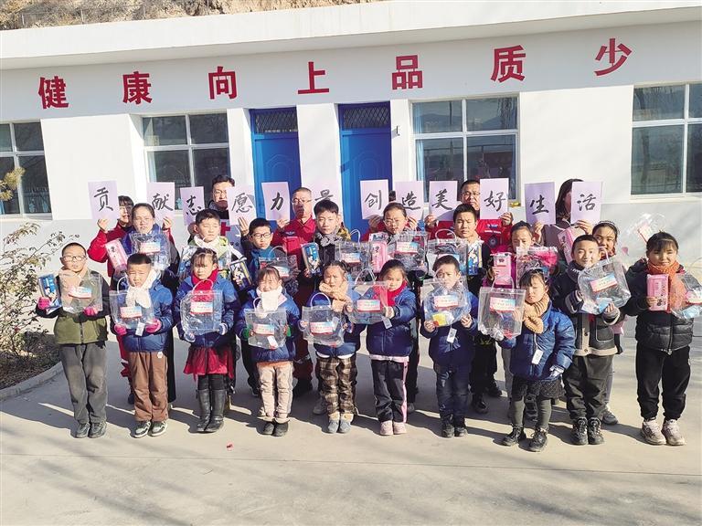 2024“暖冬行动”来到榆中3所学校　兰州日报社全媒体记者　任泽昕　摄