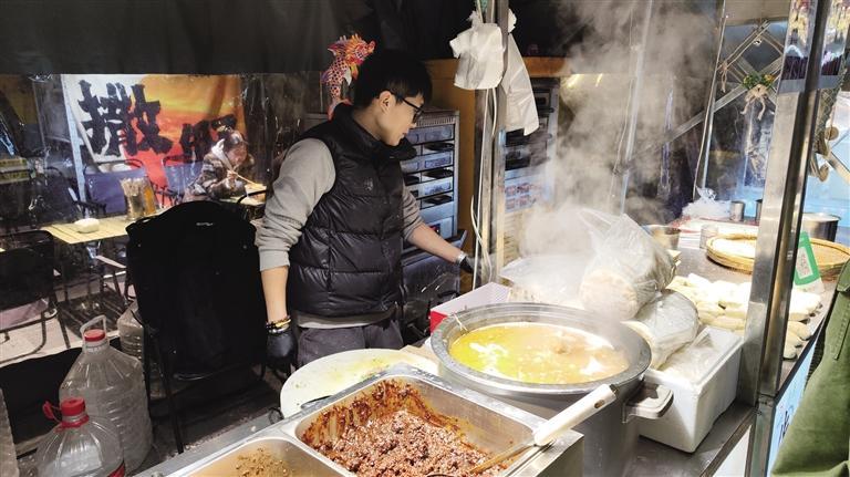 热气腾腾的美食摊点