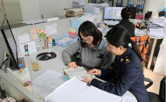 兰州高新区税务干部深入企业辅导
