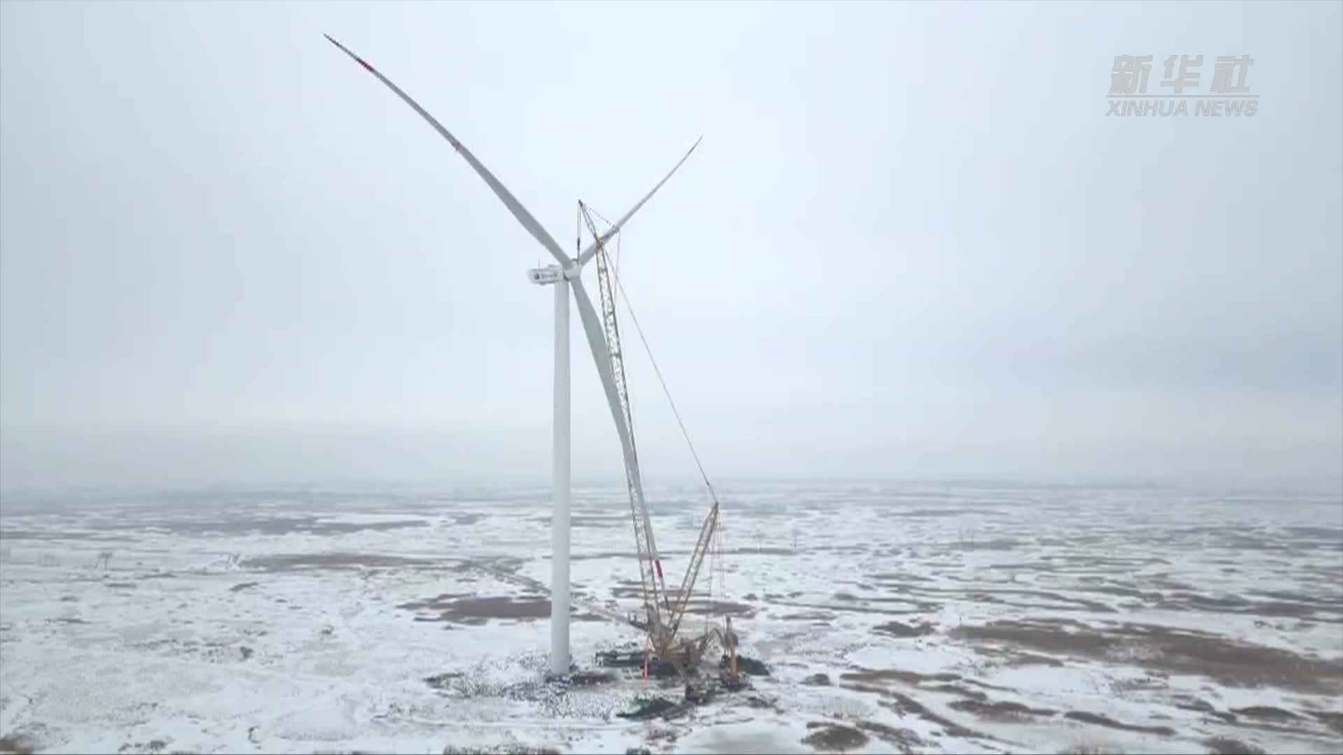 吉林大安风电项目首台5兆瓦风机吊装成功