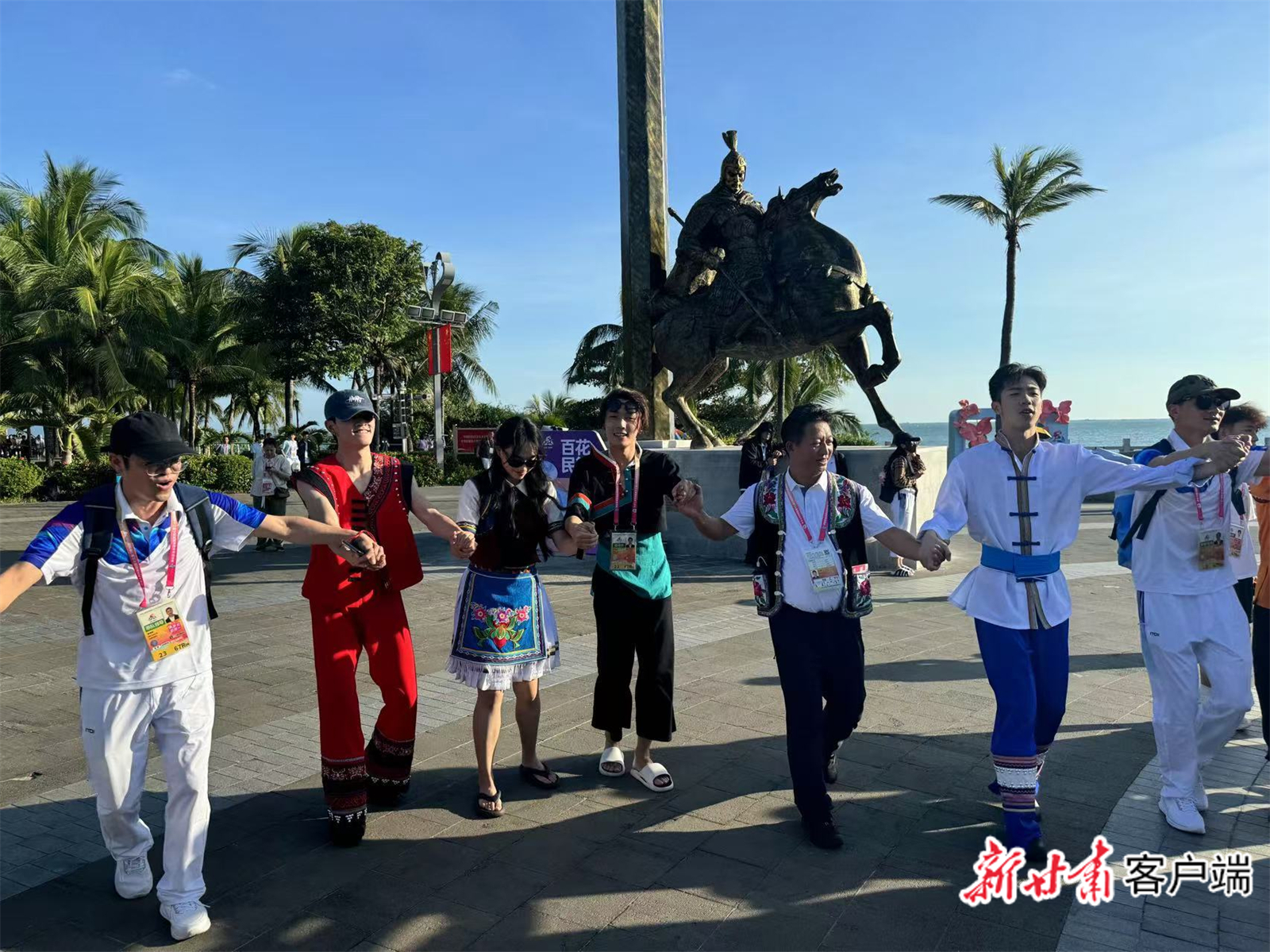 甘肃代表团与云南代表团运动员携手跳起彝族歌舞