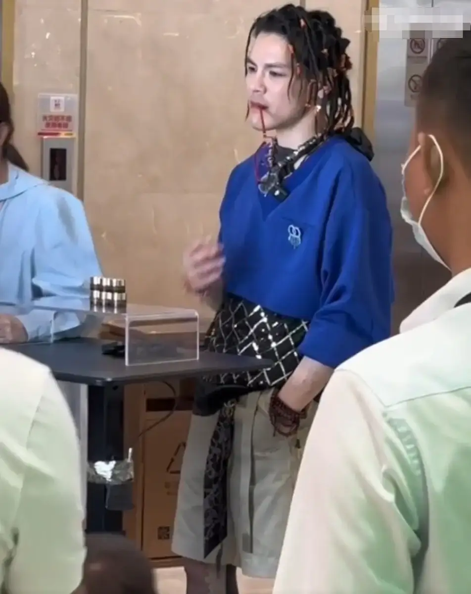 向佐嘴里叼着眼镜，有种酷酷的感觉。