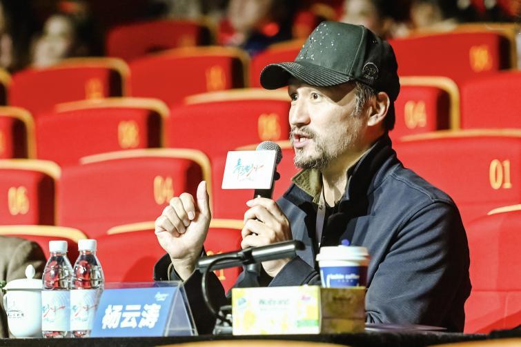 图为:杨云涛老师现场点评
