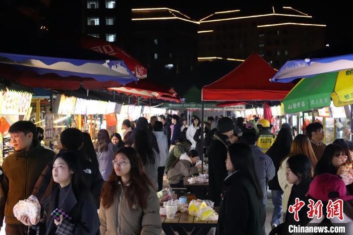 图为九派青年夜市，不少民众晚上前来“打卡”消费。中新社记者 熊锦阳 摄