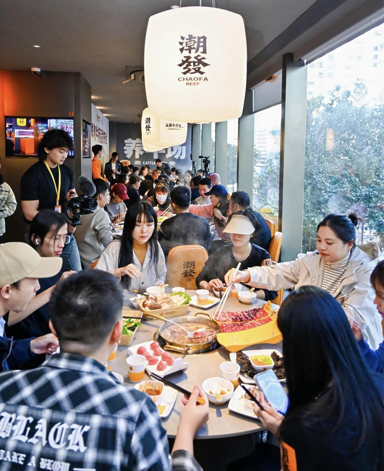各路美食达人抢“鲜”品鉴“鲜和牛”