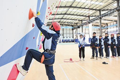 12月4日，崇礼区雪如意攀岩馆内，来自张家口市冰雪运动学校的学生在进行攀岩运动训练。 本报记者 郭晓通摄