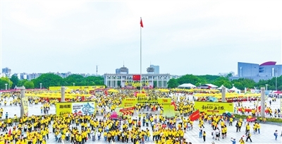 4月27日，“新长征再出发”2024赣州25公里徒步暨“我的云长征”活动在赣州市中心城区举行，2.3万余名市民和游客用脚步丈量城市之秀美，用心灵感悟长征之壮美。