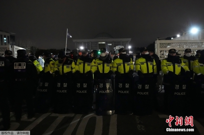 当地时间12月3日援引韩国总统府消息报道，韩国总统尹锡悦3日晚在首尔龙山总统府发表紧急谈话，发布紧急戒严令。随后大批民众聚集，要求进入国会，要求尹锡悦撤回戒严令。报道称，尹锡悦宣布实施紧急戒严是为铲除“从北势力”，捍卫“自由宪政秩序”。报道还称，韩国国防部当天下午召开全军主要指挥官会议，指示全军强化紧急警戒及应对态势。图为现场画面。