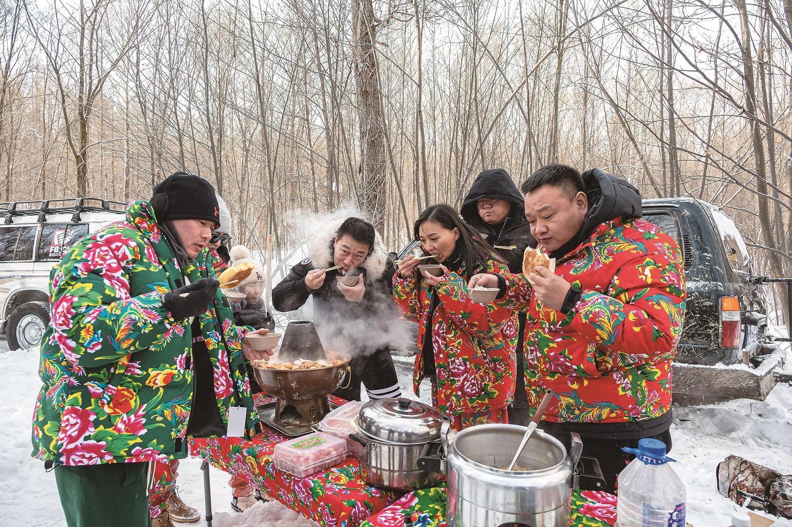 雪地火锅，大快朵颐。李德福 摄