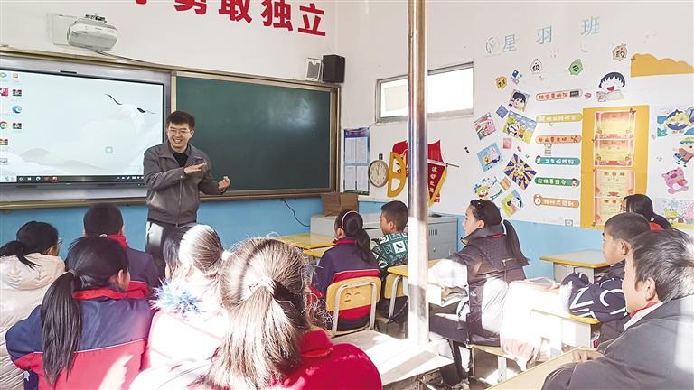 哈佛大学心理学博士柳伟为孩子们上心理课　兰州日报社全媒体记者　周靖博　摄