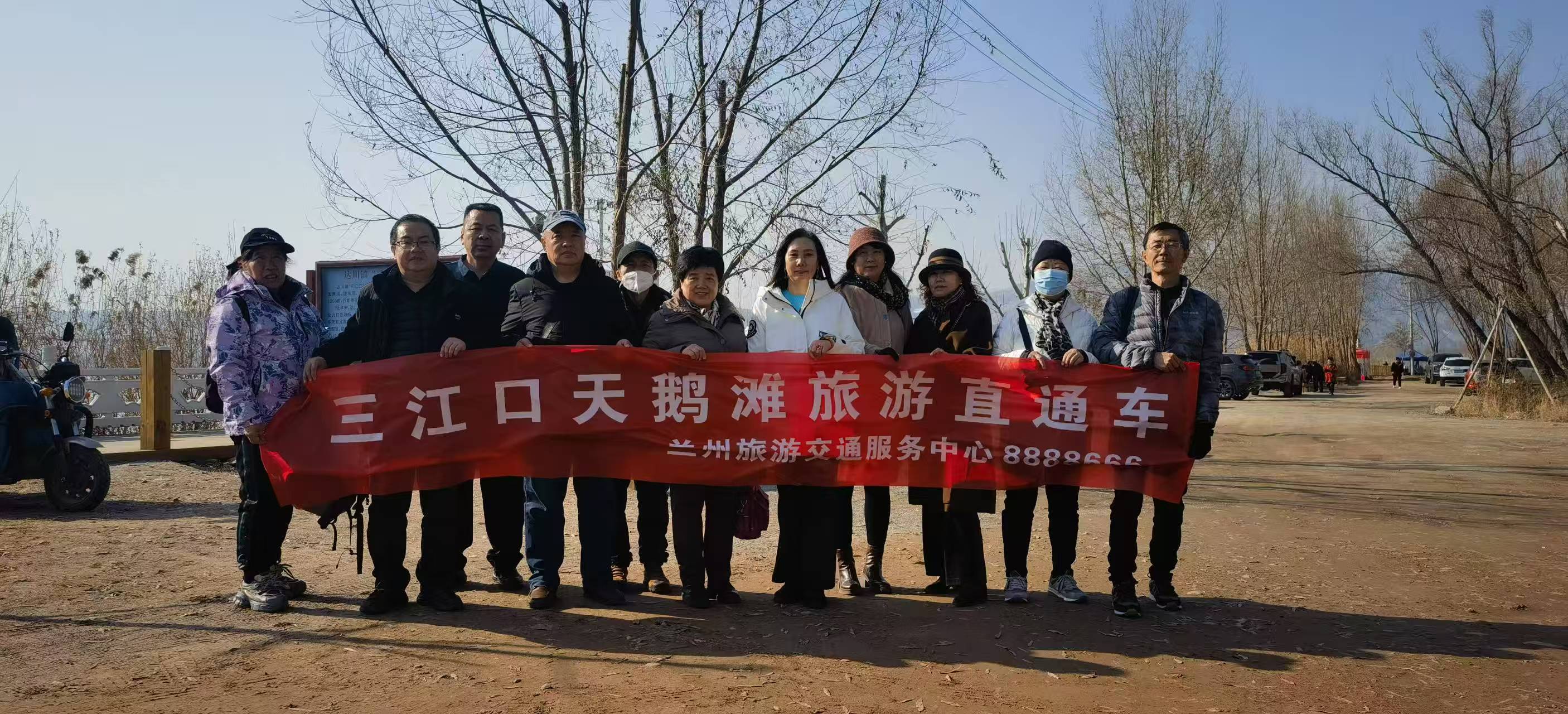 直通车的游客在三江口合影留念