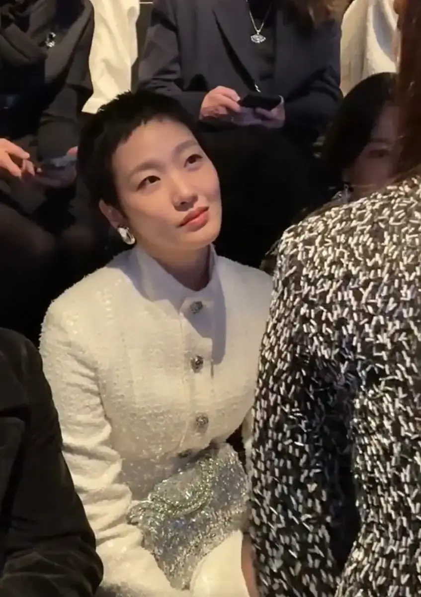金高银化身淡雅靓女，气质在线。