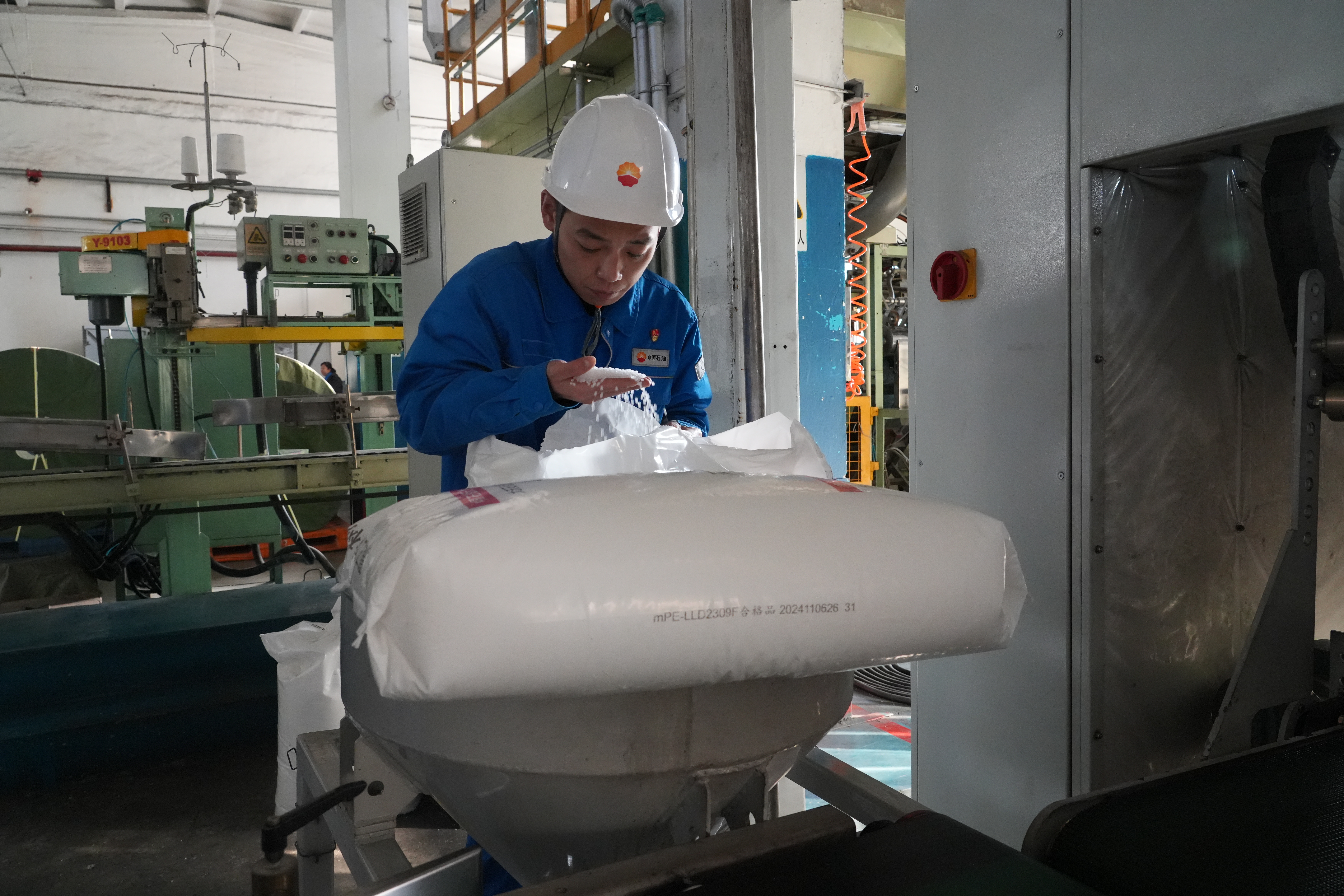 大庆石化员工在现场检查产品