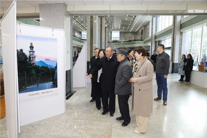 西安翻译学院董事长丁晶与嘉宾一起参观《印象&middot;终南》照片展