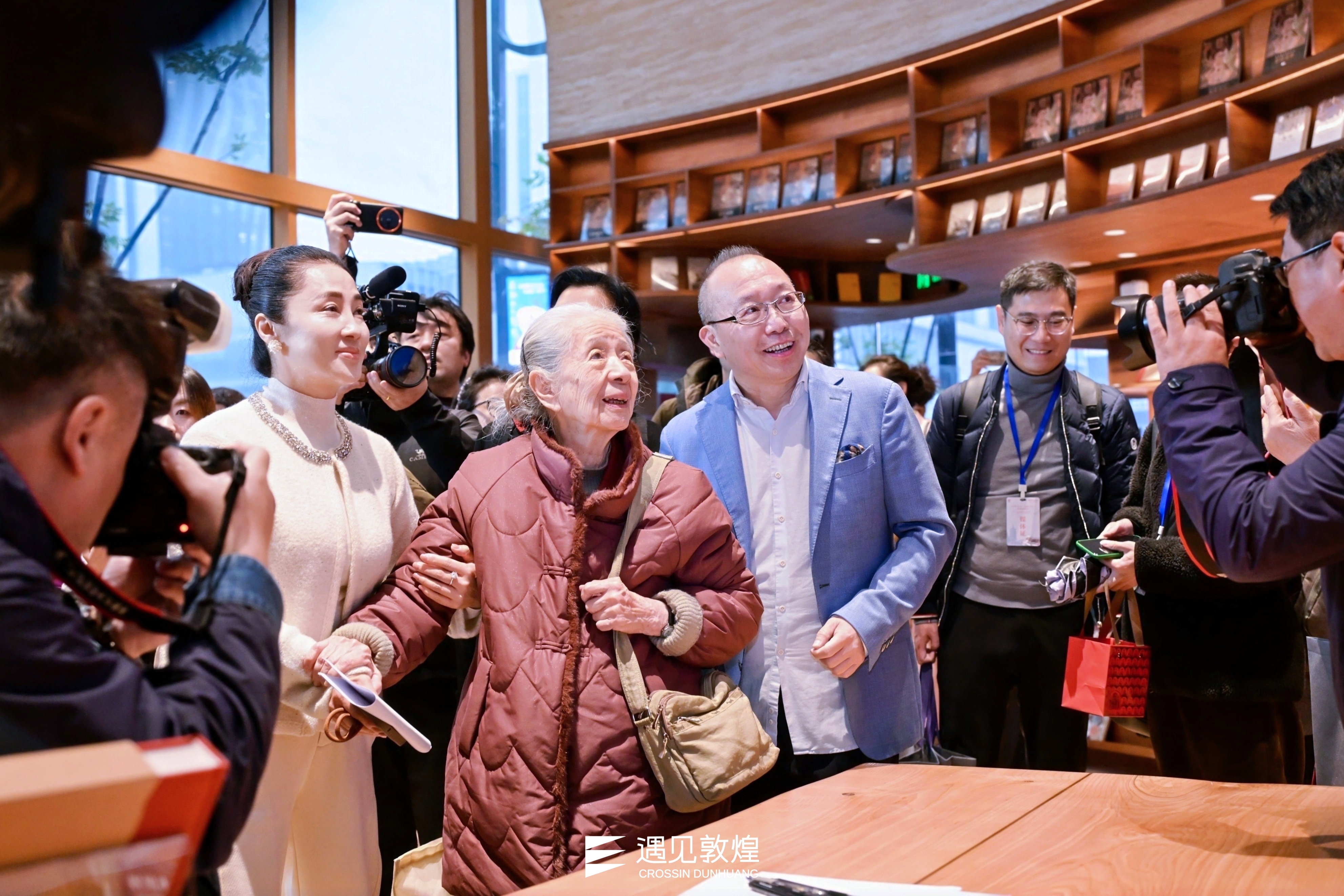 西湖与敦煌的跨时空对话 《常沙娜艺术大系》新书首发仪式在杭州举行