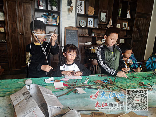 孩子们在林奈实验室学习制作动物丰容。