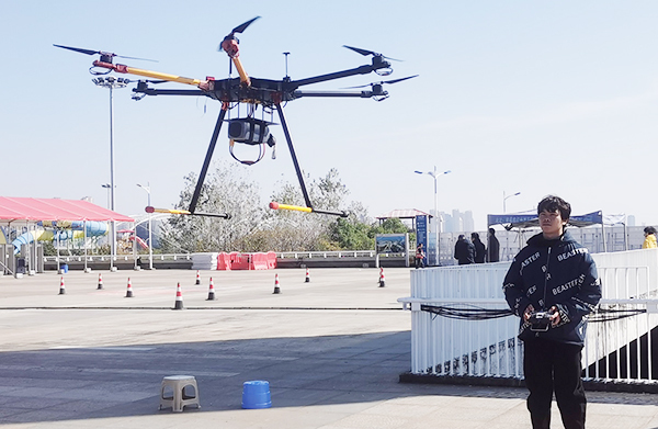 ▲南昌某无人机培训基地内，学员正在上实操课。