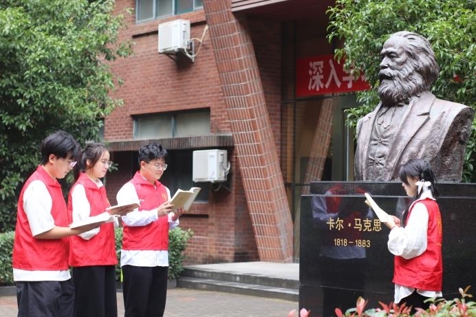 青年学生在“马克思铜像”前诵读《共产党宣言》