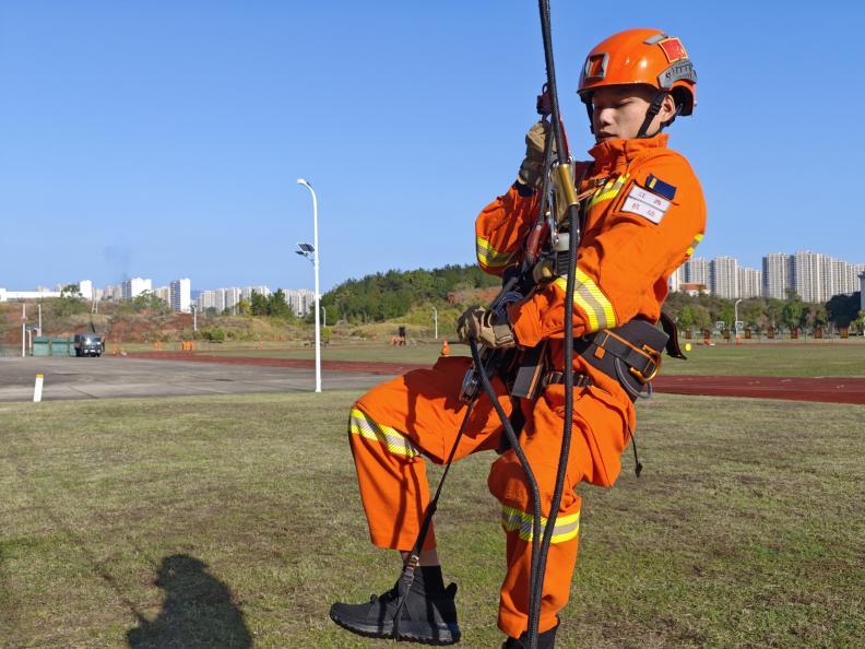 组织指战员进行绳索上升下降训练