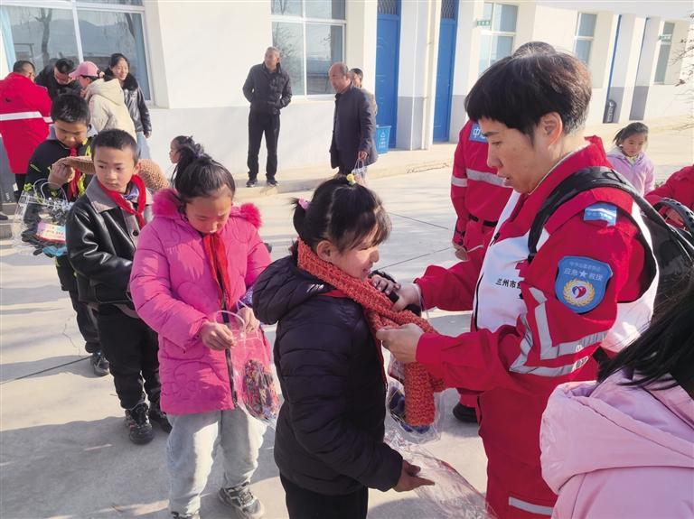 2024“暖冬行动”来到榆中3所学校　兰州日报社全媒体记者　任泽昕　摄