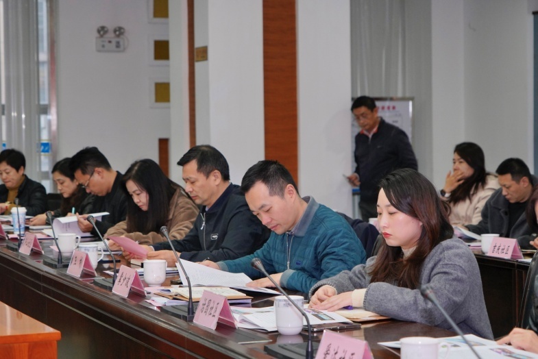 南苑街道工委书记王彬(前排右三)、主任掌少波 (前排右二) 与会