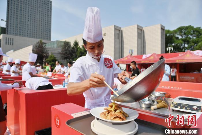 世界锅包肉大赛上，选手烹制锅包肉。(资料图) 张瑶 摄