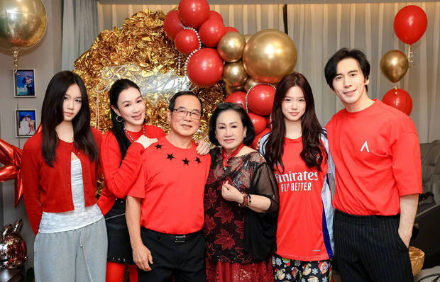 钟丽缇全家三代人都穿着红色衣服。