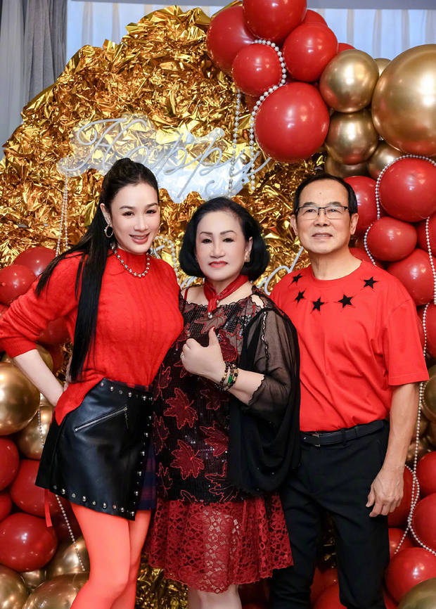 54岁的钟丽缇为78岁妈妈庆生。