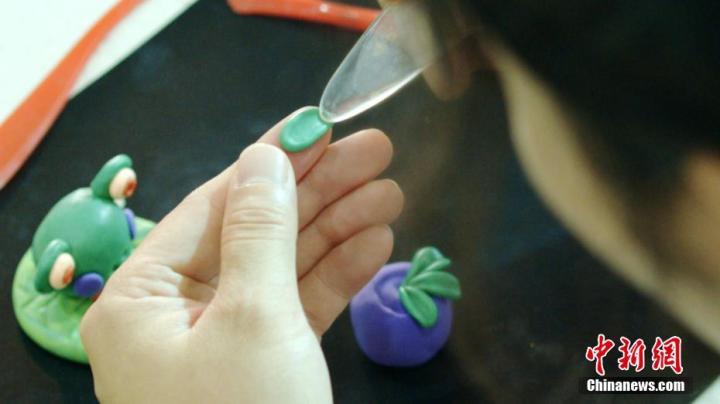 图为李思瑶对植物叶子的精细塑造