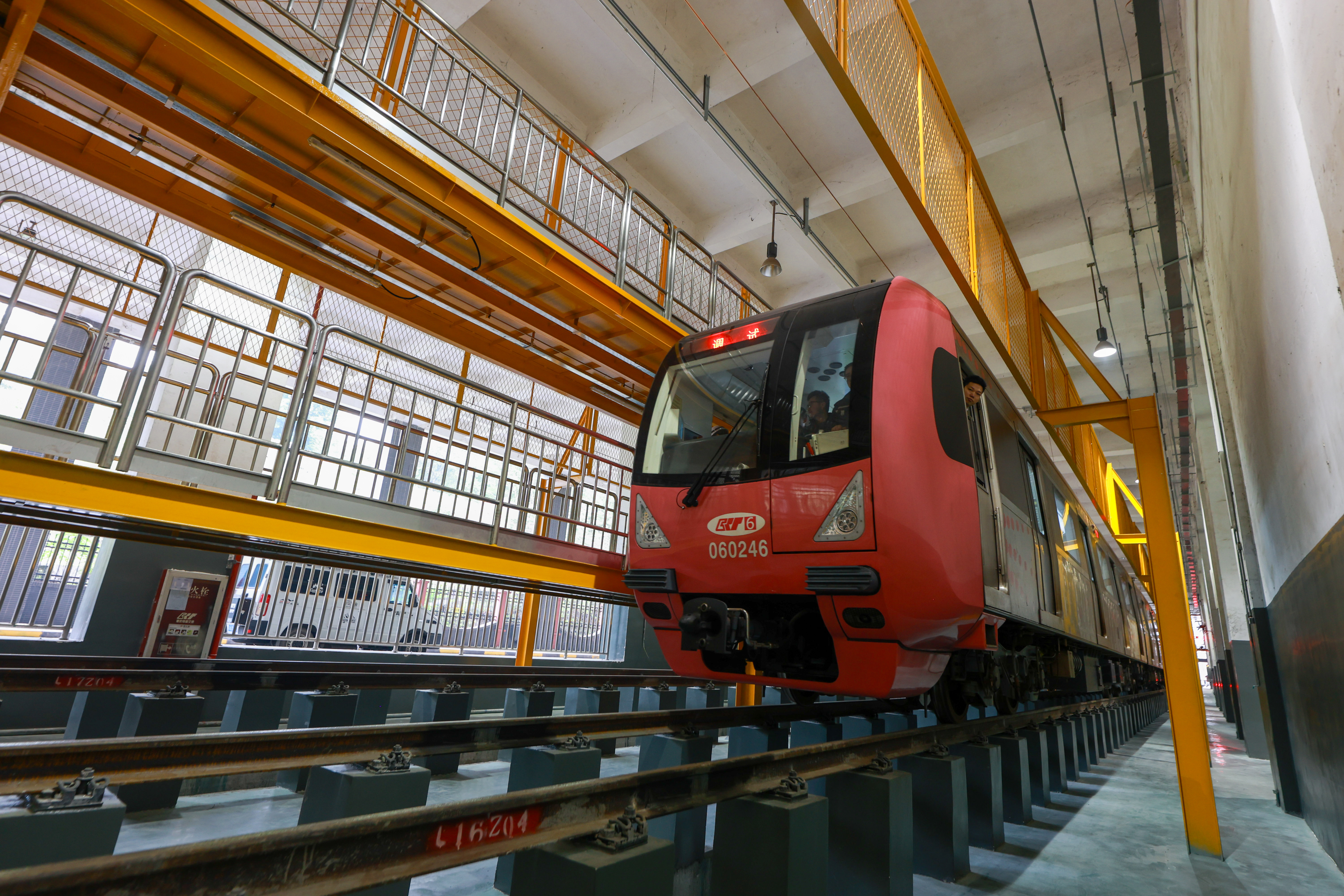 ▲地铁6号线重庆东站段热滑试验。（重庆交通开投轨道集团供图）