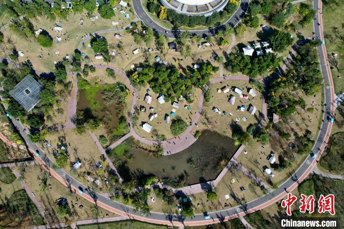 福建福州：市民户外享受冬日暖阳