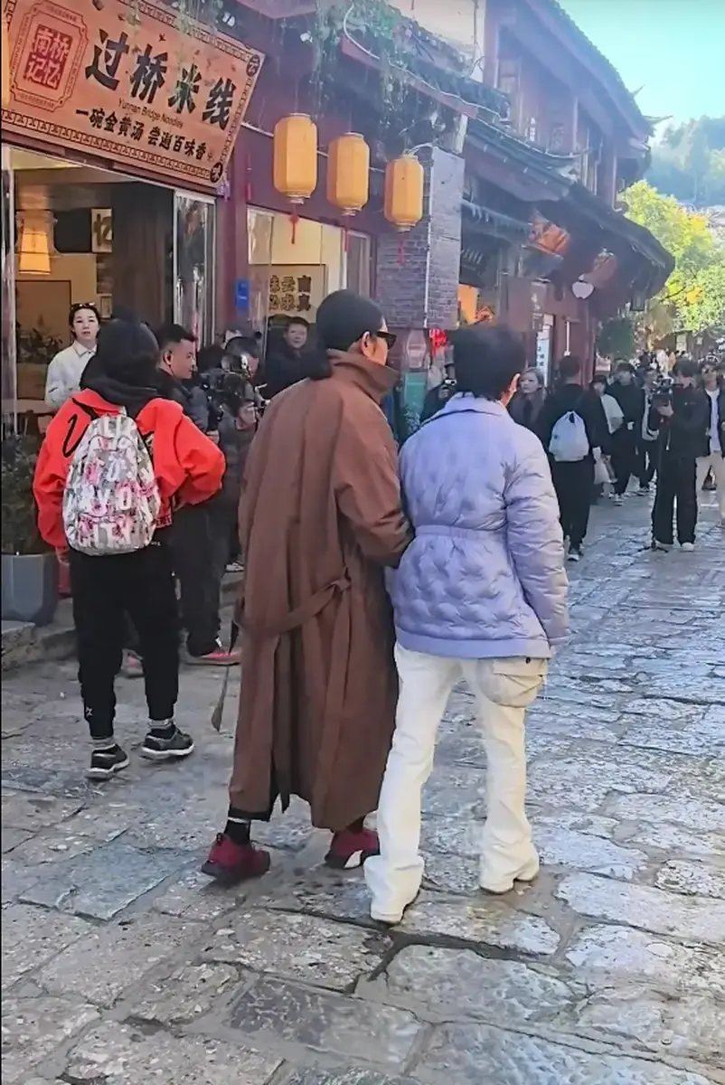 刘晓庆边走边欣赏沿途风景和小店，状态在线！