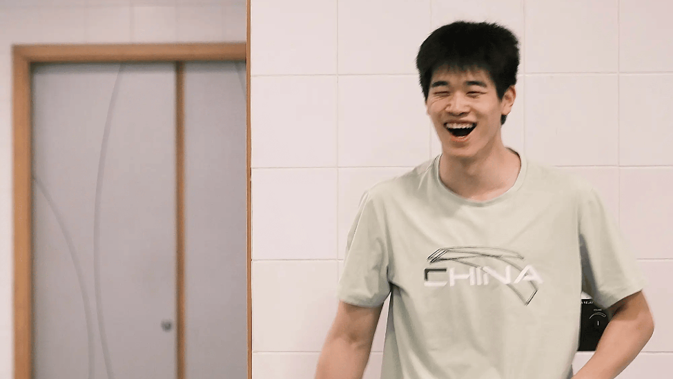 潘展乐收到林俊杰送的签名新书 赞《愿与愁》真的好听封面图