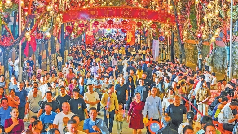 大批游客涌入景区，现场热闹非凡。