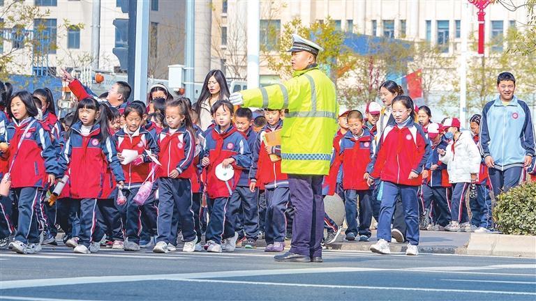 兰州新区交警开展“高峰岗”工作，在早晚学生上下学高峰，为师生安全出行保驾护航。