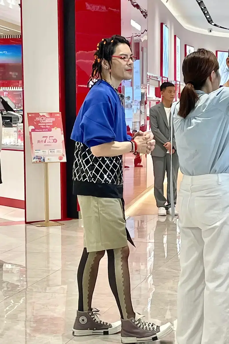 向佐的混搭造型略显抽象。