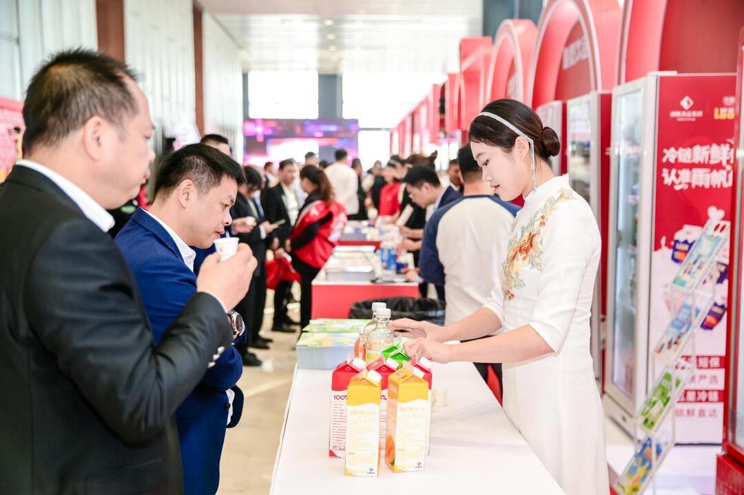 嘉宾们在“冰箱工程”试饮体验区品尝雨帆系列产品