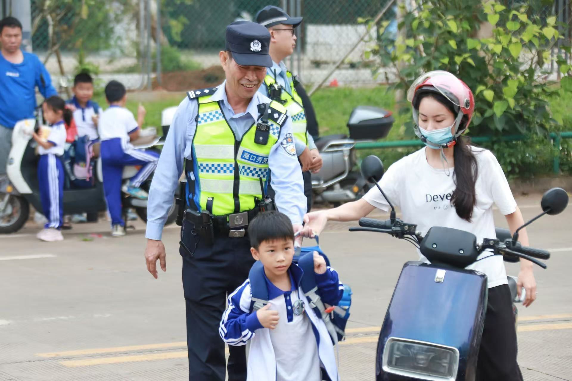 平安校园无小事  海口民警 勤“护学”