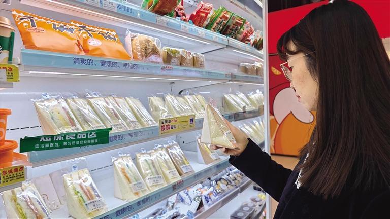 便利店提供丰富的即食食品
