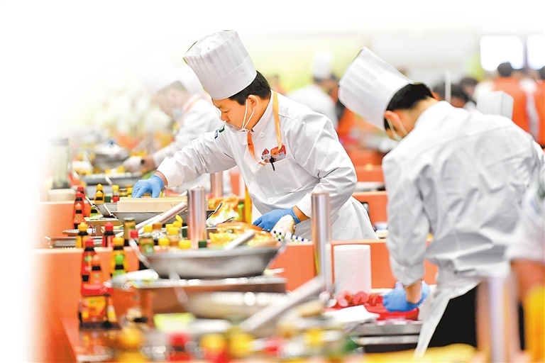 12月1日,第九届全国烹饪技能竞赛全国决赛在郑州举行。记者 王铮 摄