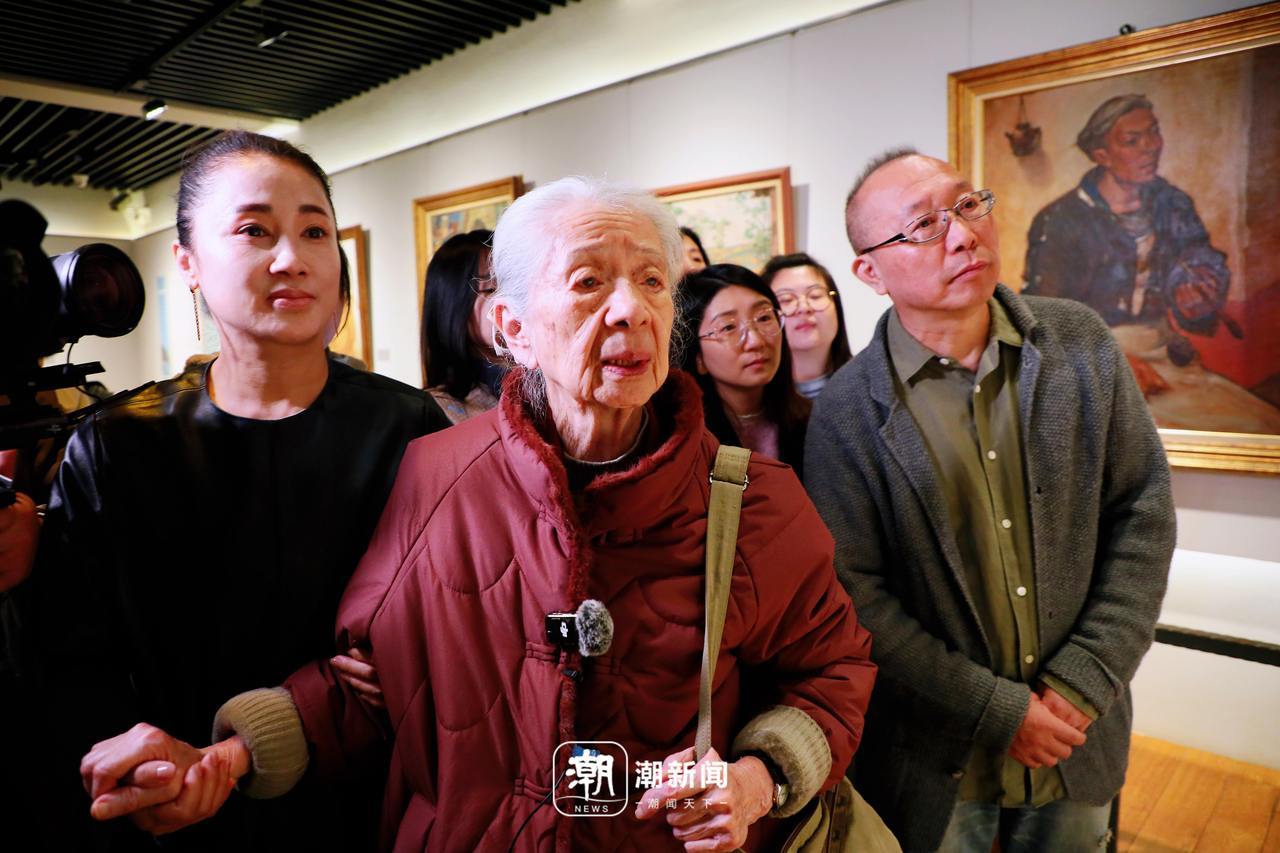 PG电子入口“看到你我特别高兴”常沙娜来到浙博 深情抚摸父亲雕像(图5)