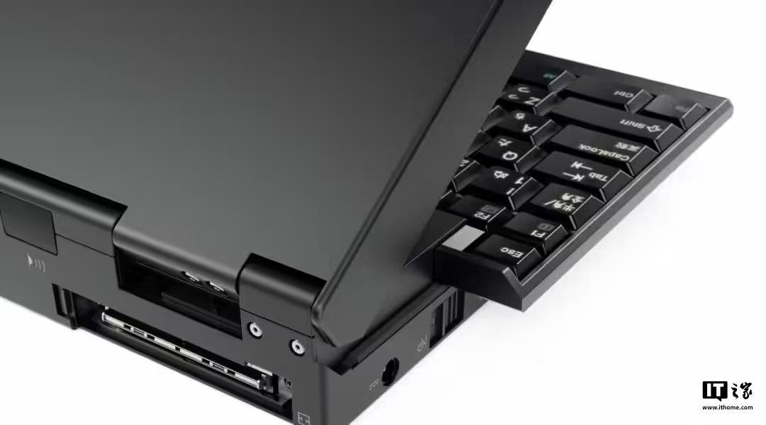联想展示“AI定制”1995年经典款ThinkPad 701C蝴蝶机