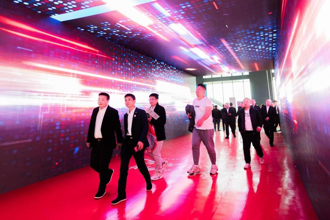 嘉宾们共同走过时光隧道，感受雨帆的发展历程和文化脉动